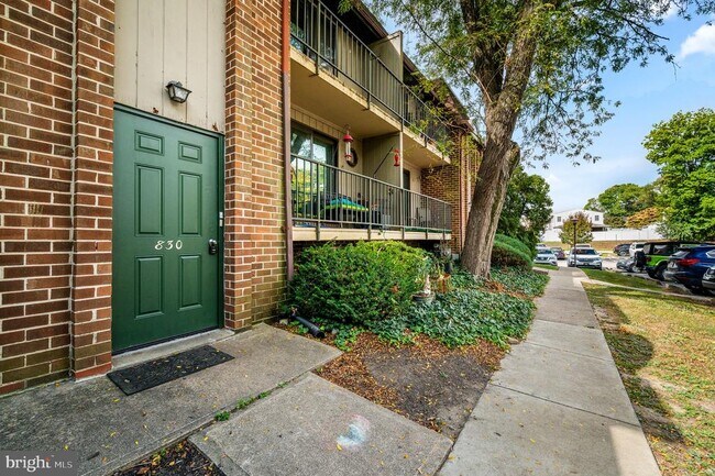 Building Photo - 830 Putnam Blvd