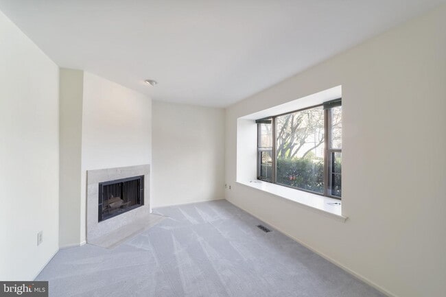 Building Photo - 10 Liberte Ln