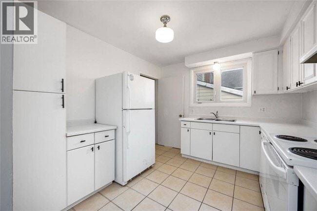 Building Photo - 204 Mitton St S