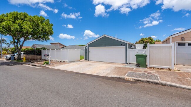 Building Photo - Beautifully Renovated 3Bed 2 Bath Home