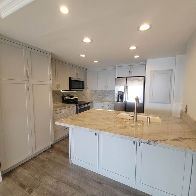 Building Photo - Beachfront Coastal Condo in Oceanside – In...