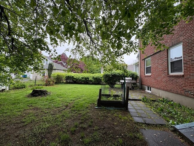Building Photo - 9 Lawn Ave