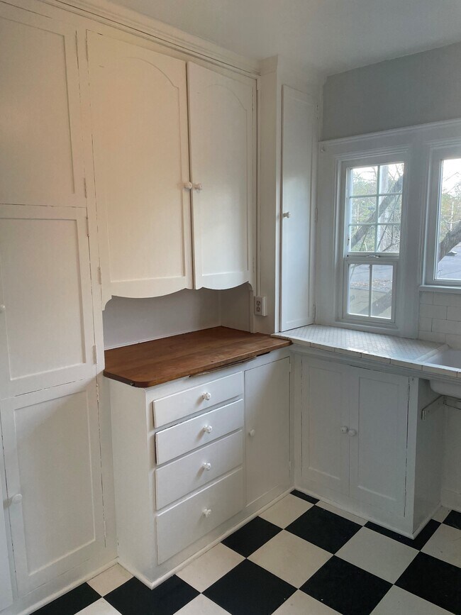 kitchen - 1645 10th Ave E