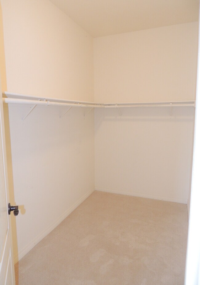Building Photo - 1205 Huntington Dr