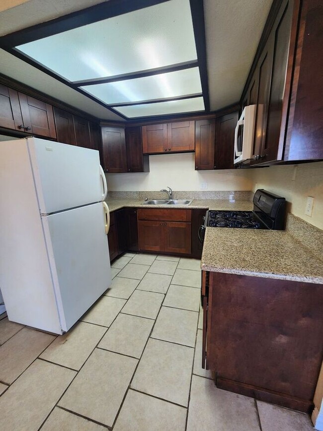Foto del edificio - $500 REBATE! SPACIOUS 2BR/2BA Apartment - ...