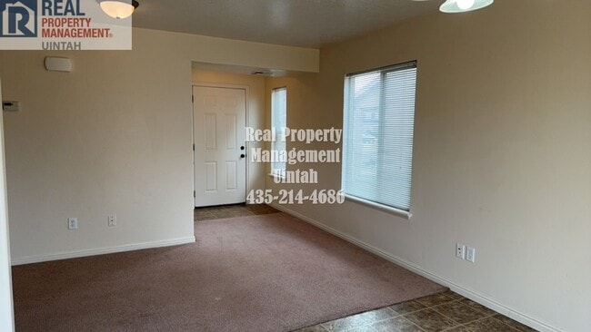 Foto del edificio - RENT AND DEPOSIT HAS BEEN REDUCED!! 2-bedroom, 2-bathroom Townhouse in SkyPark 1. IS OFFERING A $...