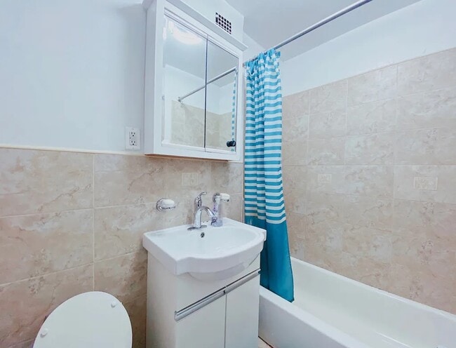 Building Photo - Furnished room/NOT APARTMENT