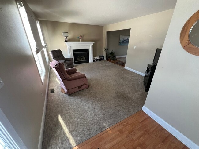 Building Photo - Great family home next door to Edwards Elementary in west Ames-4 bedroom 3 1/2 baths, 2 car garag...