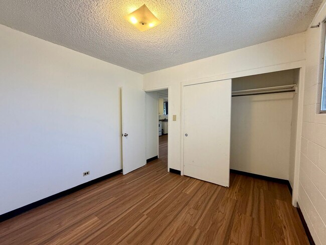 Foto del edificio - Punchbowl: 3 Bed, 1.25 Bath Apartment with 3 Tandem Parking Spots