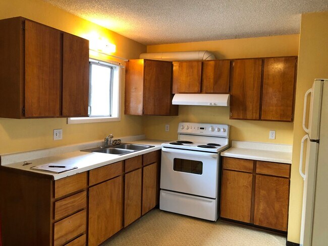 Building Photo - ***$200 Off 1st month's Rent*** MOVE IN SP...