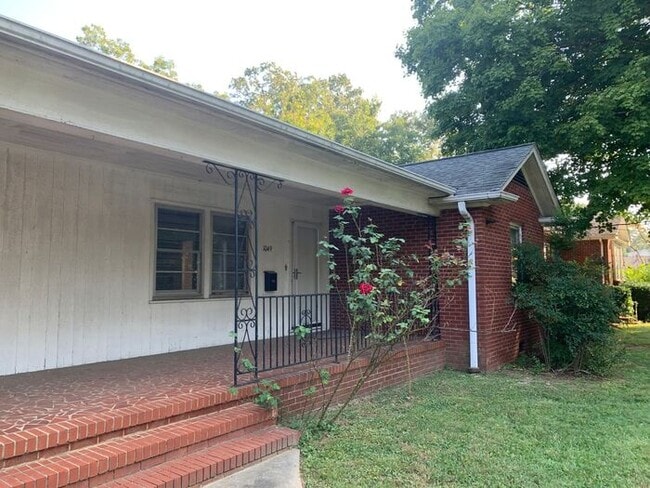 Building Photo - 2 bed/1 bath Duplex