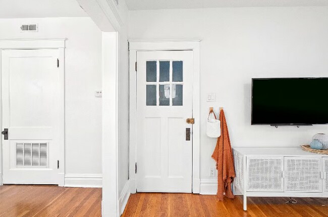 Building Photo - 2027-2029-2029 Alfred Ave