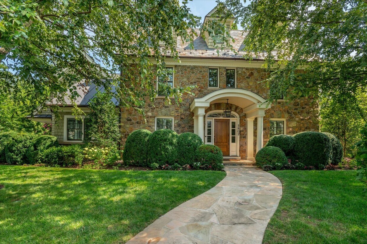 Exceptional Living in the Heart of Arlingt... - Exceptional Living in the Heart of Arlingt...