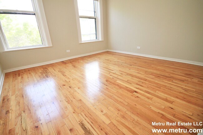 Building Photo - 424 W Belden Ave