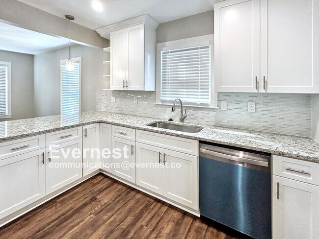 Foto del edificio - 4-Room Home in Prime Location Near Schools...