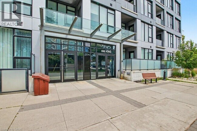 Photo du bâtiment - 690 King St W
