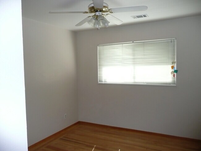 Dormitorio 1 - 3882 Yale Way