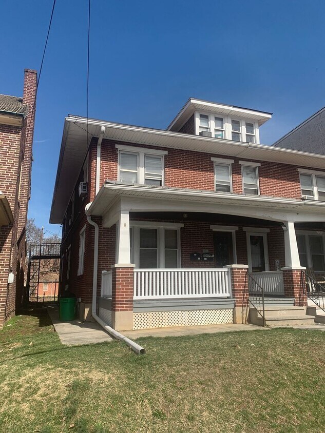 Primary Photo - 1st Floor 1 Bedroom Large Yard West End Yo...