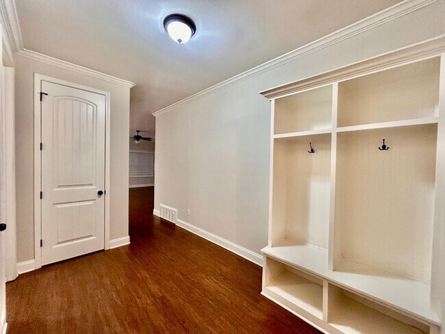 Building Photo - Nice 4 bedroom 2 bath home in the heart of...