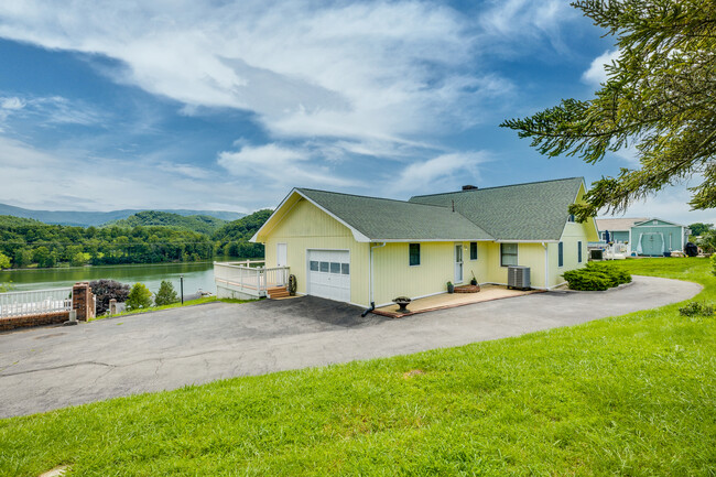 Vista lateral de la casa - 21392 Lakeshore Dr