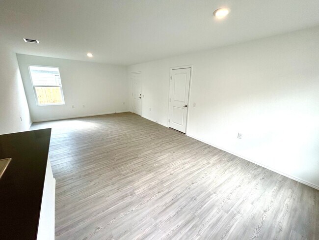 Foto del edificio - **APPLICATION RECEIVED** AVAILABLE NOW! 3 ...
