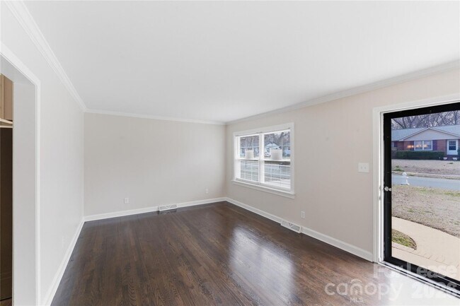 Building Photo - 4000 Fieldcrest Rd