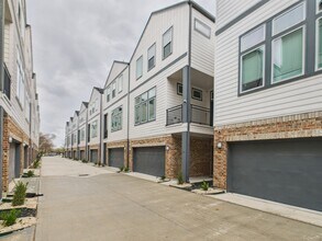 Building Photo - 754 W Donovan St