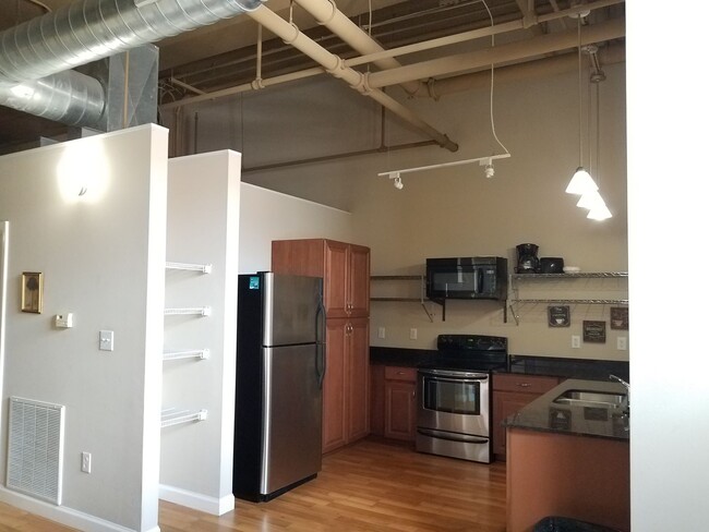 Building Photo - Furnished 2/2 - first floor unit
