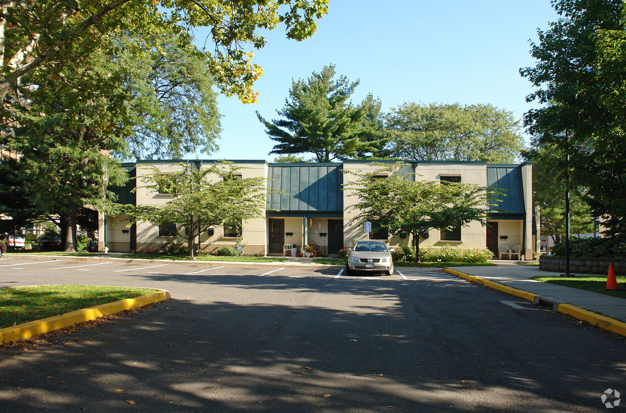 Building Photo - 90 charter oak St