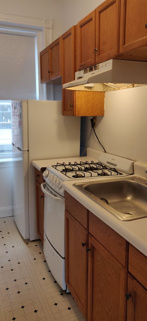 Building Photo - No Brokers Fee, No Security Deposit, Heat,...