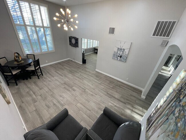 Building Photo - Beatuiful East Ridge Home