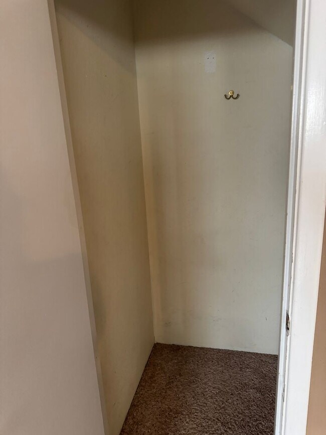Foto del edificio - 2nd story 2 bedroom, 1 bath condo with cen...