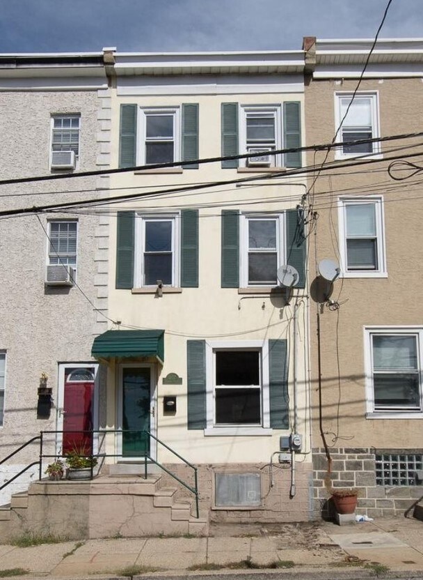 Primary Photo - Incredible 4-Bedroom Townhouse in Roxborou...