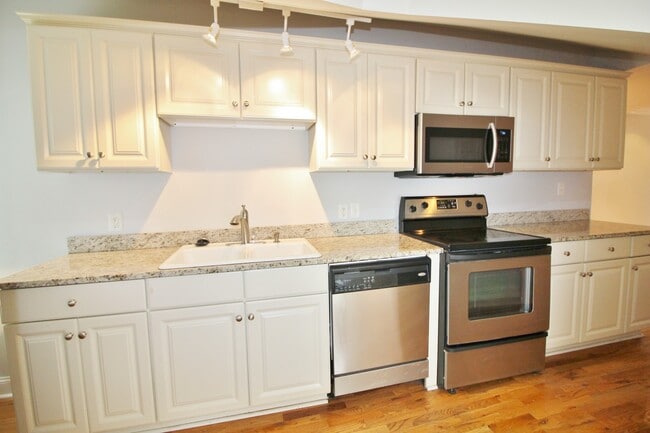 Building Photo - 1711 Villa Pl
