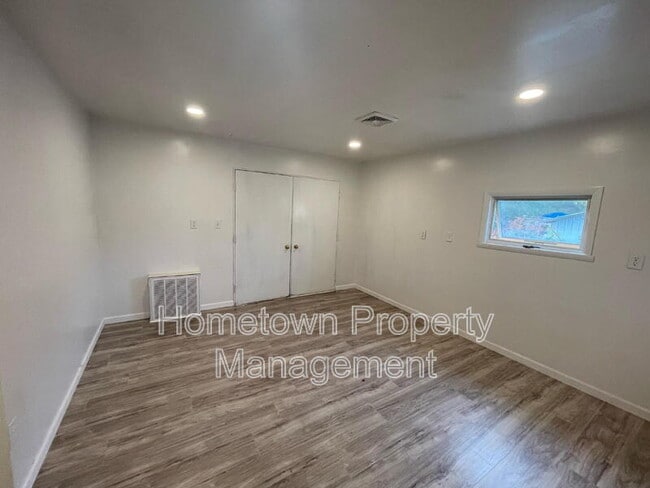 Foto del edificio - 272 River Rd