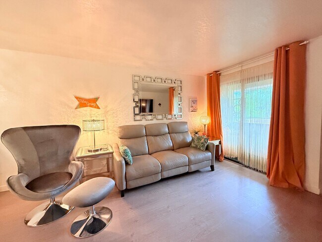 Foto del edificio - AVAILABLE NOW!! Lovely Upper Level - 1 Bedroom 1 Bathroom in Palm Springs Villas II!