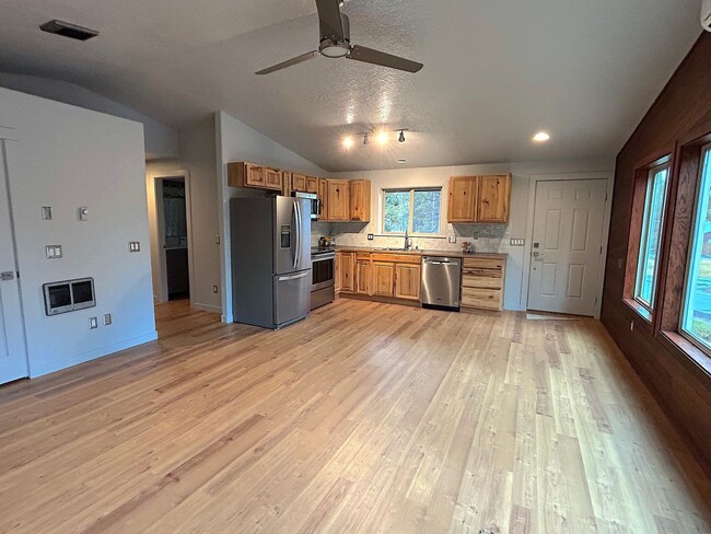 Building Photo - Newly Remodeled Home in Desirable Oregon W...