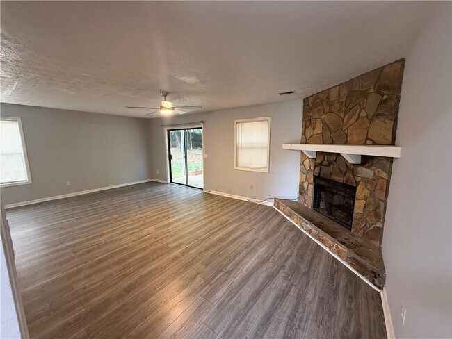 Foto del edificio - 290 W Junction Ct NW