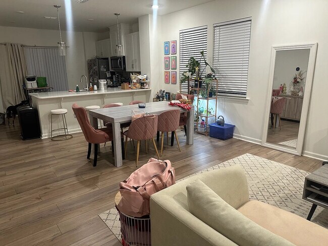 Foto del edificio - Room in Townhome on Spline Cir