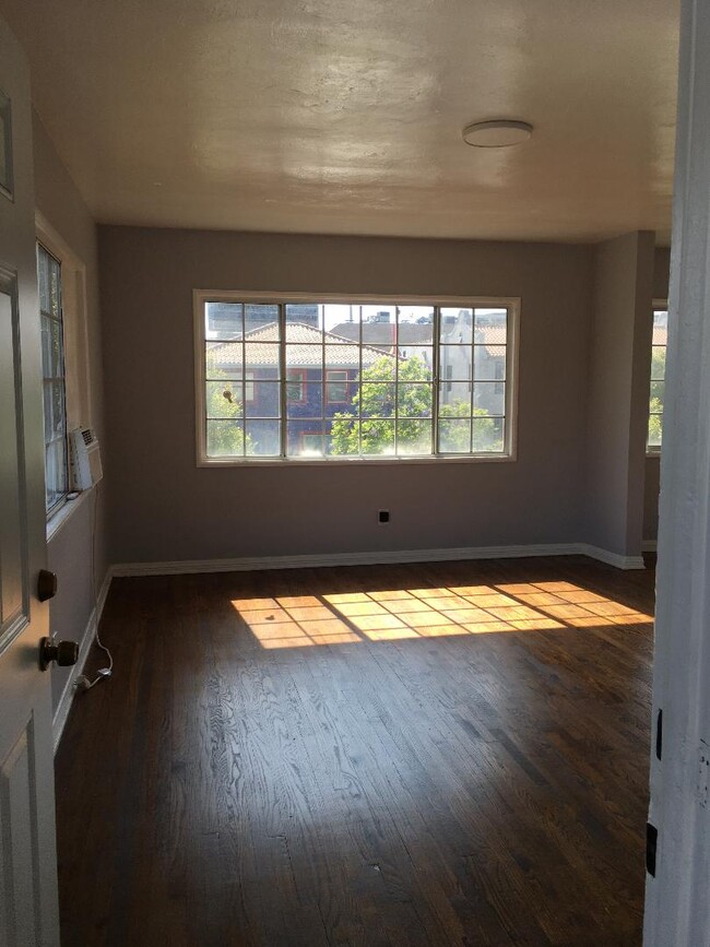 Building Photo - 4419 Sunset Dr