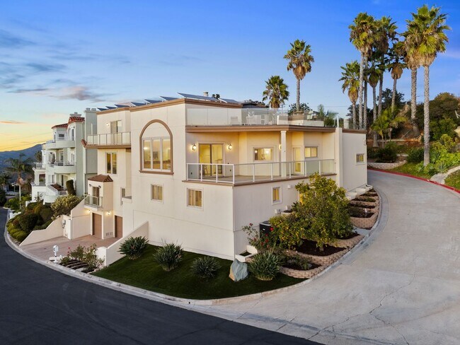Building Photo - Custom Del Cerro Home with Views