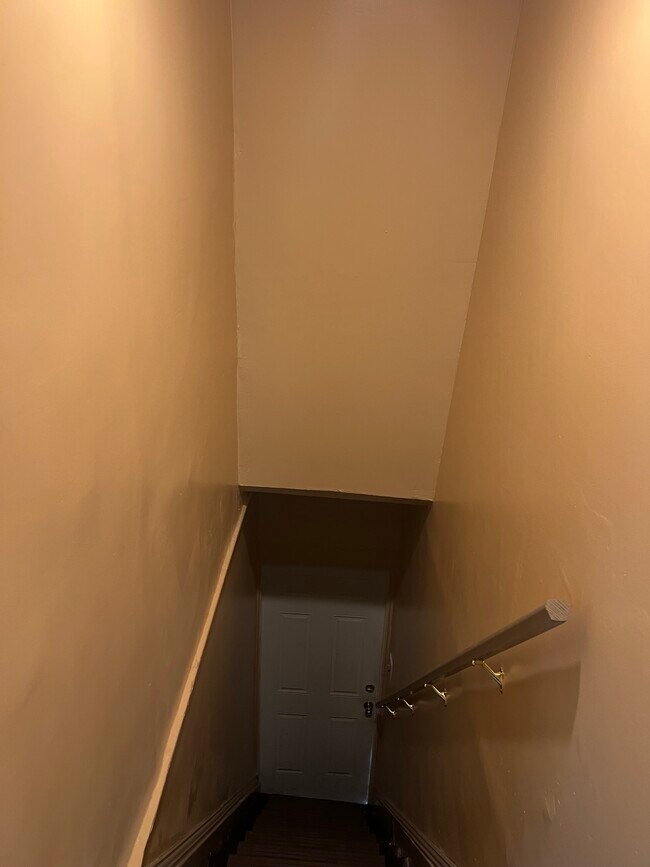 Escalera (arriba) - 4239 E 96th St