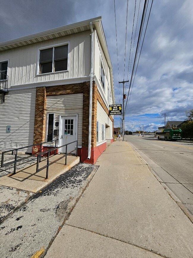 Building Photo - 1525 University Ave