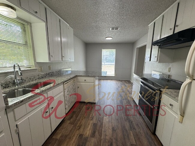 Building Photo - Two bedroom 1 bath with great space on quiet street