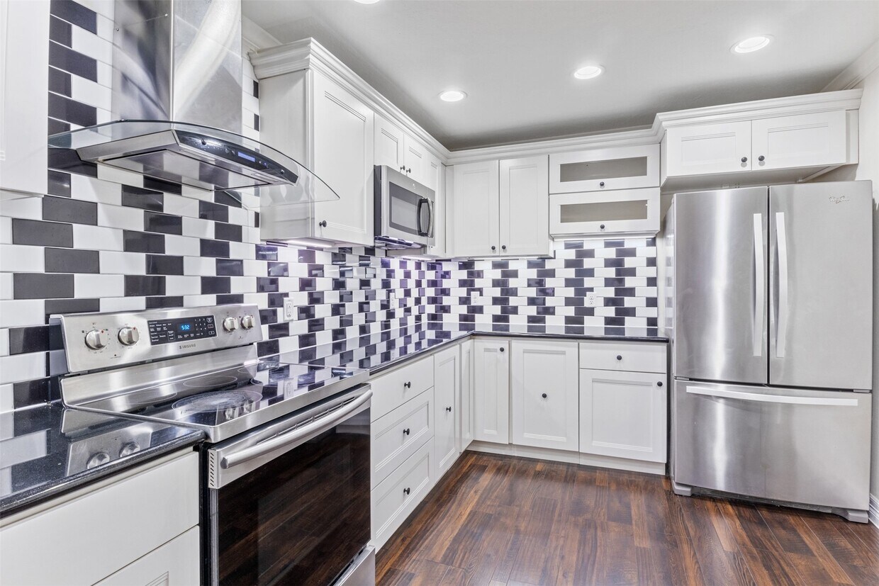 Primary Photo - 1918 Crestdale Dr