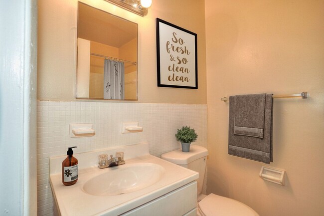 Bathroom-Classic - Sussex Square Apartments