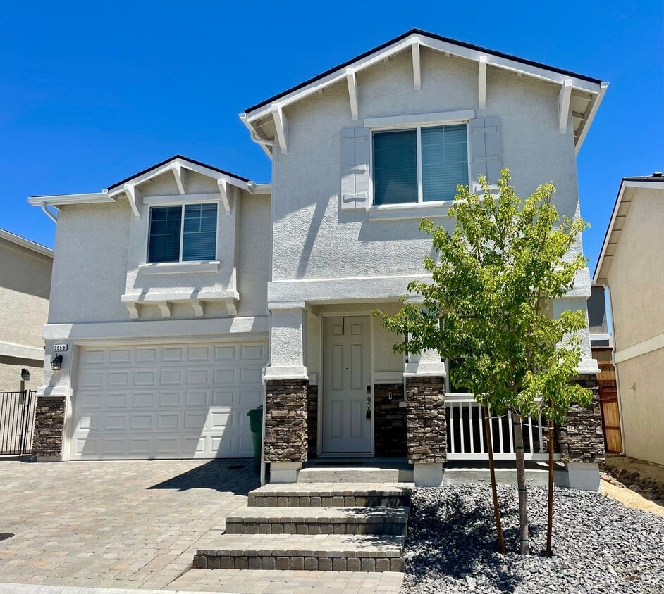 Foto principal - Furnished 2-Story Home in North Reno