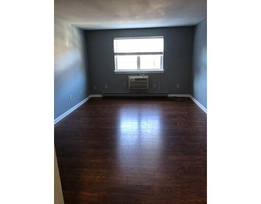 Building Photo - 8 Maple Crest Cir