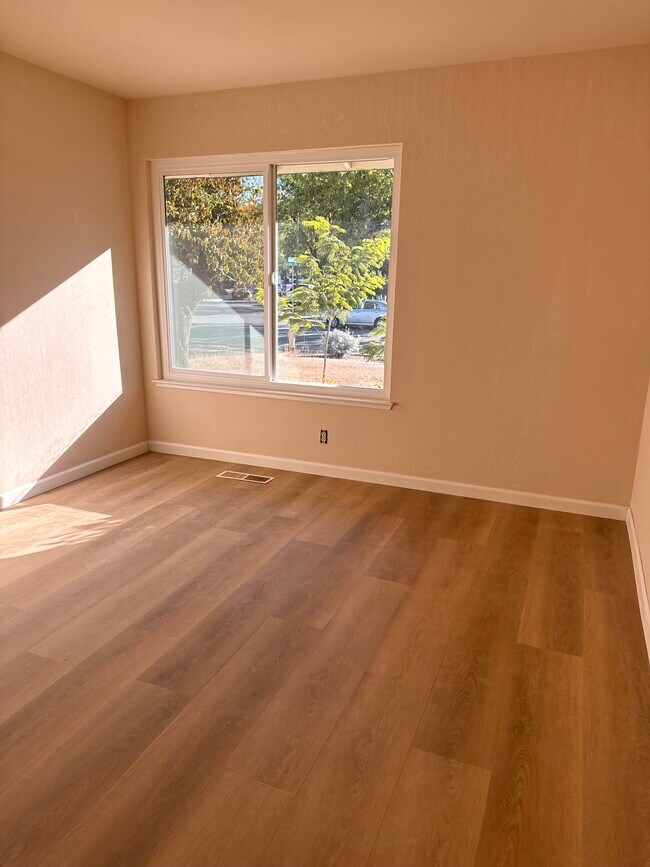 Building Photo - 379 Henderson Dr