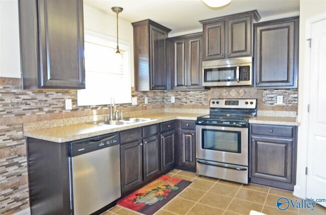 Foto del edificio - 206 Fields Pond Dr